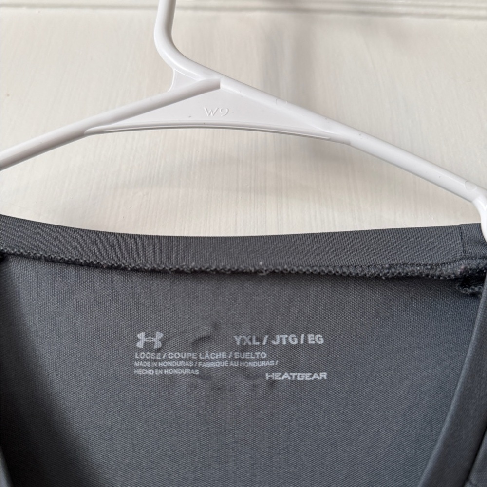 Under Armour youth size XL Dark Gray HeatGear Shirt - Picture 4 of 6